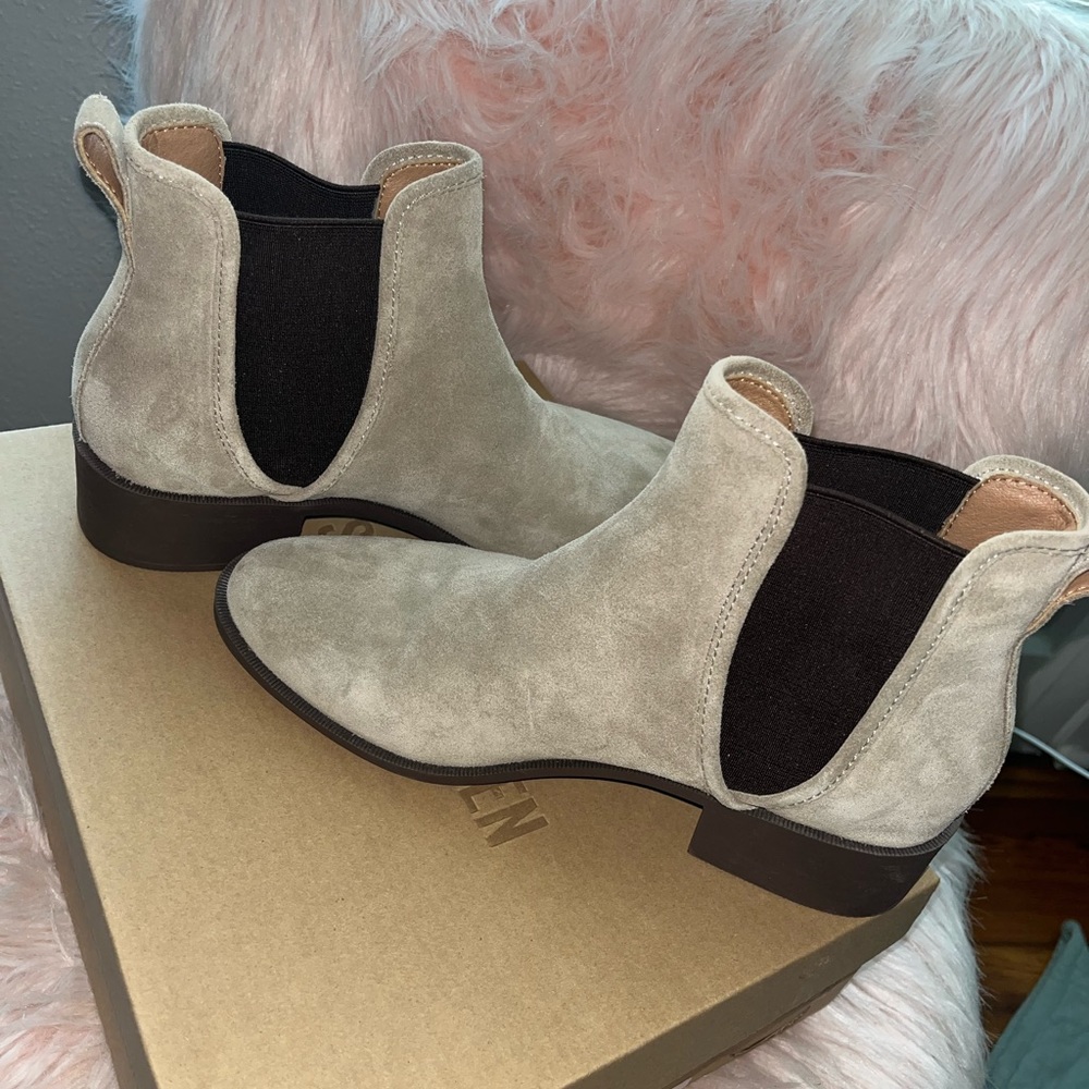 Brand new Steve Madden Dares Taupe Suede Ankle Boots in 8.5